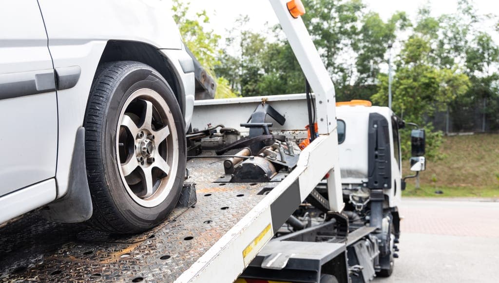 Voiture chargée sur un plateau de dépannage à Bordeaux · Dépannage auto à Eysines (33320)